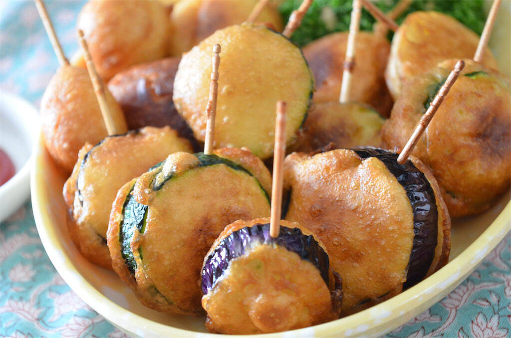 【アメリカンドッグは手作りすべし】蒸しパンミックスで甘ジューシー！歓声上がる「夏野菜ドッグ」作ってみた♪