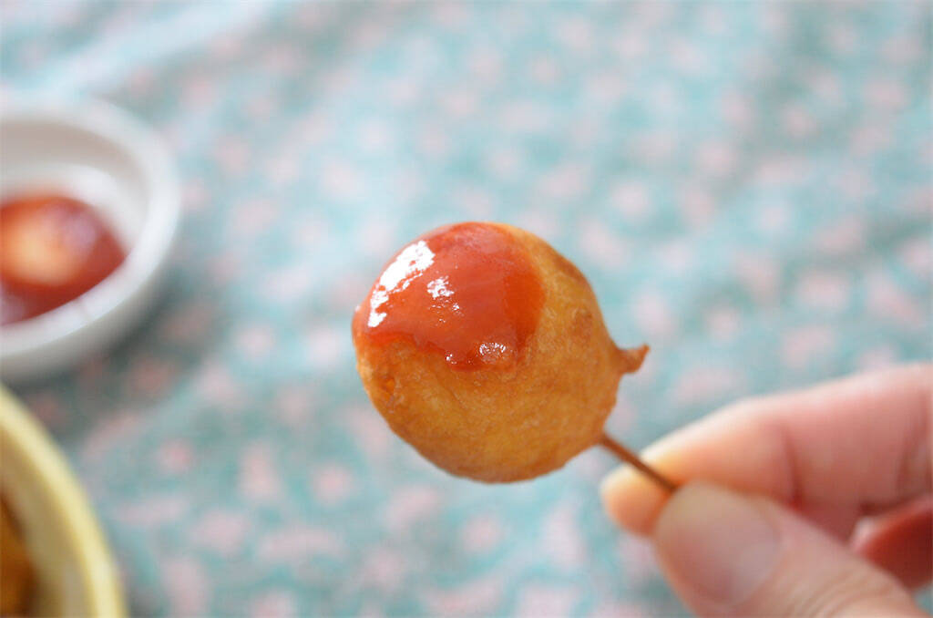 【アメリカンドッグは手作りすべし】蒸しパンミックスで甘ジューシー！歓声上がる「夏野菜ドッグ」作ってみた♪