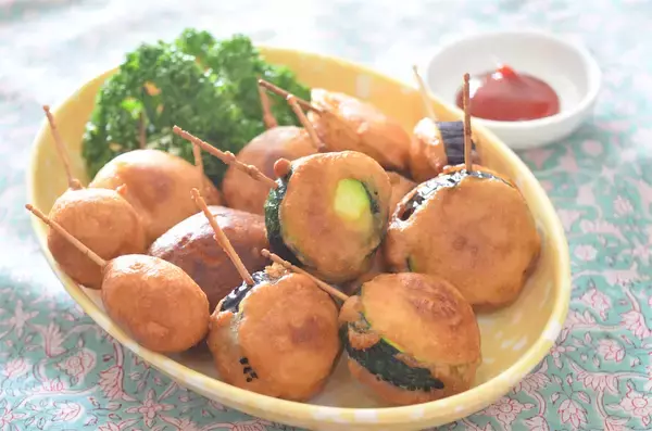 「【アメリカンドッグは手作りすべし】蒸しパンミックスで甘ジューシー！歓声上がる「夏野菜ドッグ」作ってみた♪」の画像