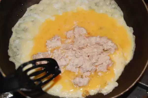 「【しか使わないグッズ】ツナ缶専用「スプーン」試してみた！開封して油を切り…余すことなくすくいとる！」の画像