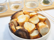 【台湾グルメ】“夜市”で今大行列！屋台風の「焼きエリンギ」に挑戦♪甘醤油味で焼き付けて味変調味料で楽しむ♡