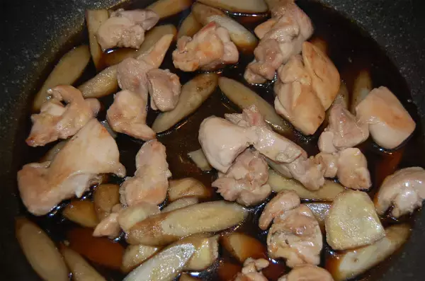 「【里山の冬料理】「鶏ごぼう煮」炊こう♪肉はやわらかい火で焼く！ごぼうは鶏の脂を纏わせるよう炒めて♡」の画像