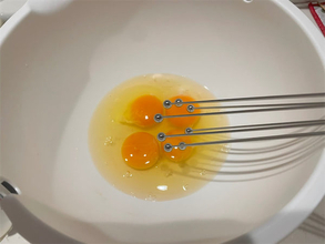 ダイソー「8本スティックの泡立て器」が菜箸と泡立て器のいいとこどり＆洗いやすくてコンパクト収納な件