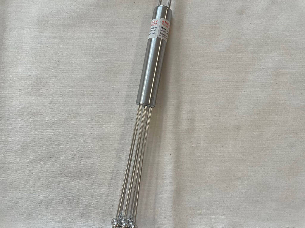 ダイソー「8本スティックの泡立て器」が菜箸と泡立て器のいいとこどり＆洗いやすくてコンパクト収納な件