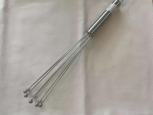 「ダイソー「8本スティックの泡立て器」が菜箸と泡立て器のいいとこどり＆洗いやすくてコンパクト収納な件」の画像