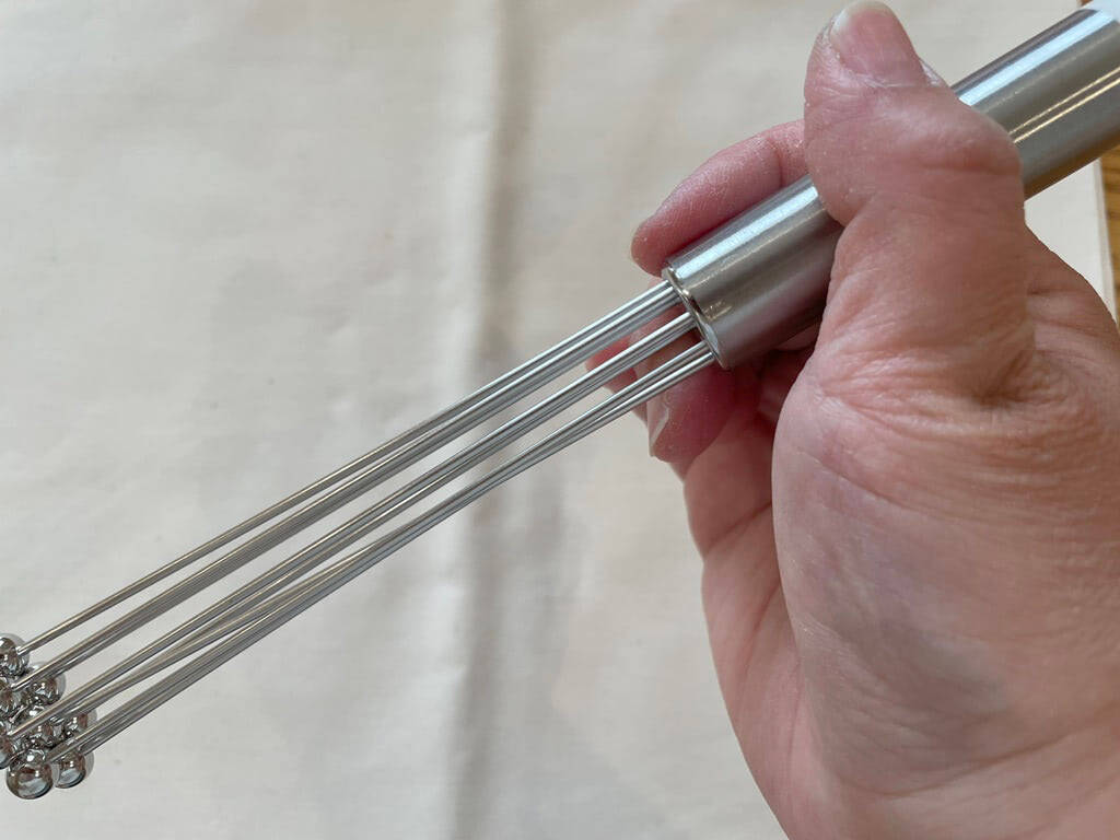 ダイソー「8本スティックの泡立て器」が菜箸と泡立て器のいいとこどり＆洗いやすくてコンパクト収納な件