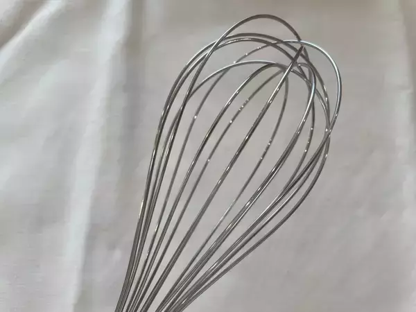 「ダイソー「8本スティックの泡立て器」が菜箸と泡立て器のいいとこどり＆洗いやすくてコンパクト収納な件」の画像