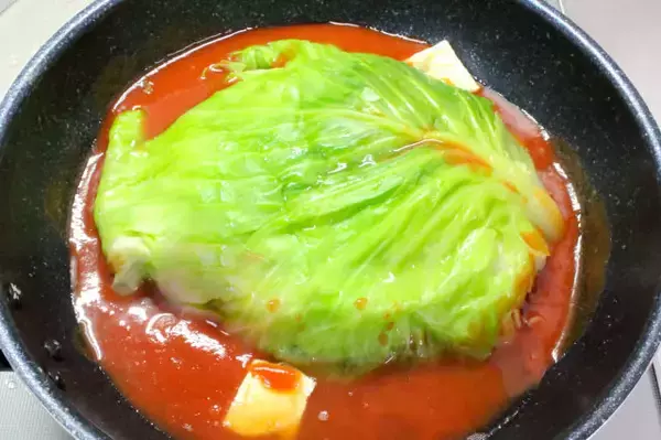 「【巻かないロールキャベツ】フライパンで重ねて煮るだけ！トマトジュースで洋食屋さんの味になった話」の画像