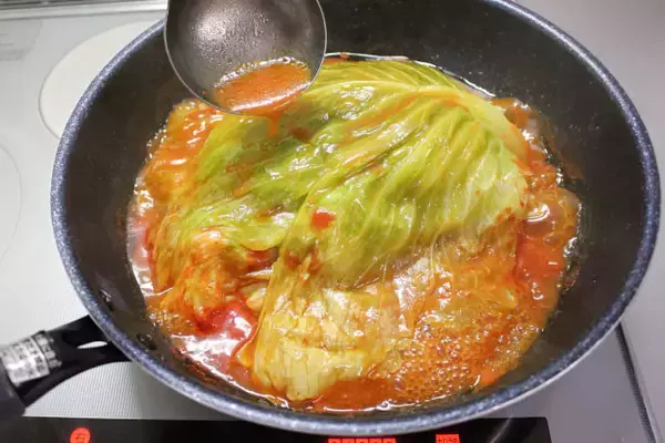 「【巻かないロールキャベツ】フライパンで重ねて煮るだけ！トマトジュースで洋食屋さんの味になった話」の画像