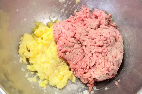 「【巻かないロールキャベツ】フライパンで重ねて煮るだけ！トマトジュースで洋食屋さんの味になった話」の画像