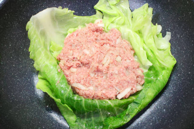 【巻かないロールキャベツ】フライパンで重ねて煮るだけ！トマトジュースで洋食屋さんの味になった話