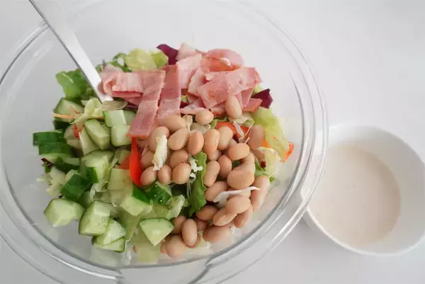 「【カット野菜に混ぜるだけ】タイパも栄養も最強♪フジッコの蒸し大豆で「ごちそうサラダ」2種作ってみた！」の画像