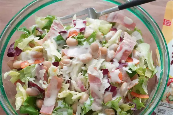 「【カット野菜に混ぜるだけ】タイパも栄養も最強♪フジッコの蒸し大豆で「ごちそうサラダ」2種作ってみた！」の画像