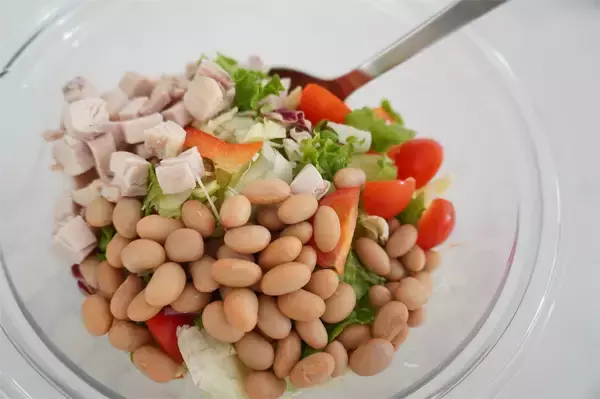 「【カット野菜に混ぜるだけ】タイパも栄養も最強♪フジッコの蒸し大豆で「ごちそうサラダ」2種作ってみた！」の画像