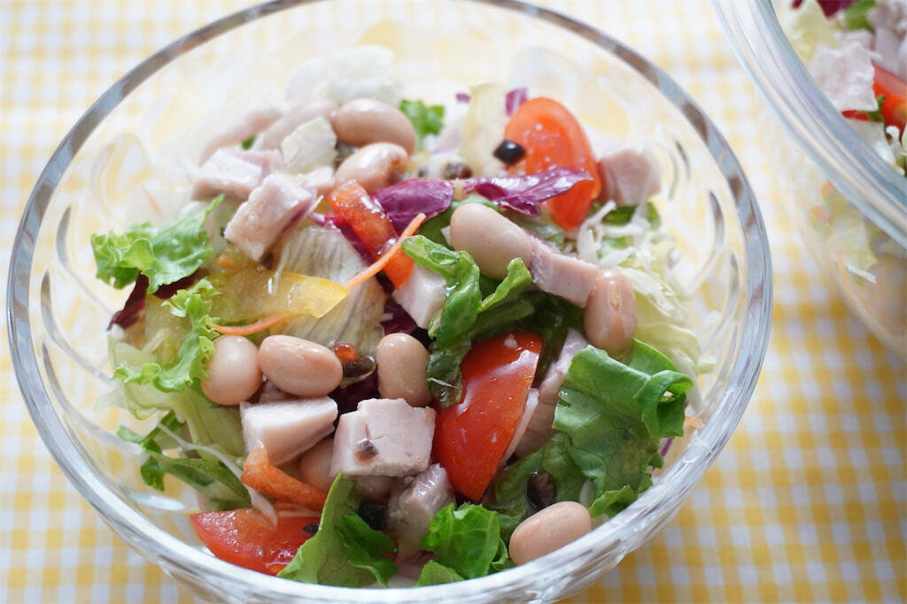 【カット野菜に混ぜるだけ】タイパも栄養も最強♪フジッコの蒸し大豆で「ごちそうサラダ」2種作ってみた！