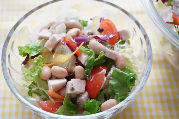 「【カット野菜に混ぜるだけ】タイパも栄養も最強♪フジッコの蒸し大豆で「ごちそうサラダ」2種作ってみた！」の画像