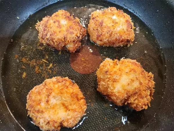 「デパ地下だと結構なお値段な「エビカツ」作ろう！安心して♪はんぺんでカサ増し＆旨味増しの節約レシピなの」の画像