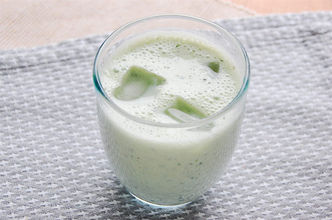 【小松菜×バナナで栄養ドリンク完成】食欲ない日の元気チャージにスムージー作ってみた！むしろ毎日これがいい♪