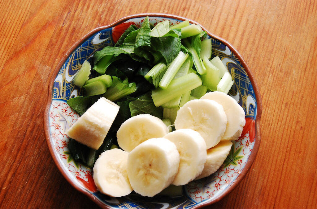 【小松菜×バナナで栄養ドリンク完成】食欲ない日の元気チャージにスムージー作ってみた！むしろ毎日これがいい♪