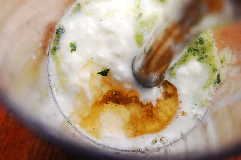 【小松菜×バナナで栄養ドリンク完成】食欲ない日の元気チャージにスムージー作ってみた！むしろ毎日これがいい♪