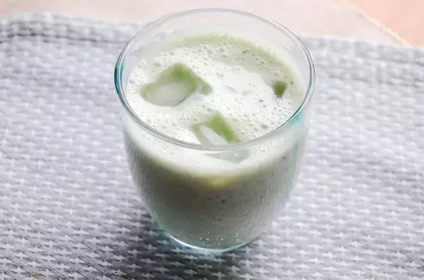 「【小松菜×バナナで栄養ドリンク完成】食欲ない日の元気チャージにスムージー作ってみた！むしろ毎日これがいい♪」の画像