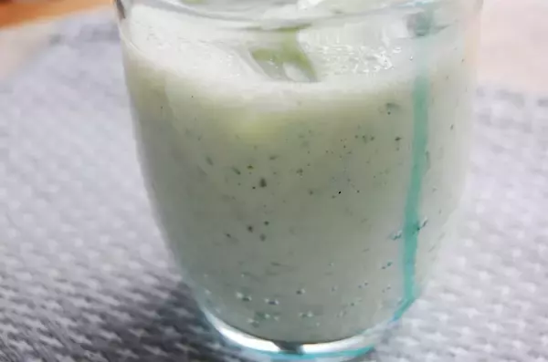 「【小松菜×バナナで栄養ドリンク完成】食欲ない日の元気チャージにスムージー作ってみた！むしろ毎日これがいい♪」の画像