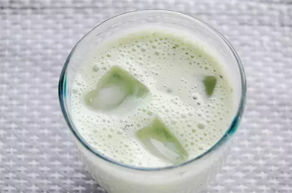 「【小松菜×バナナで栄養ドリンク完成】食欲ない日の元気チャージにスムージー作ってみた！むしろ毎日これがいい♪」の画像