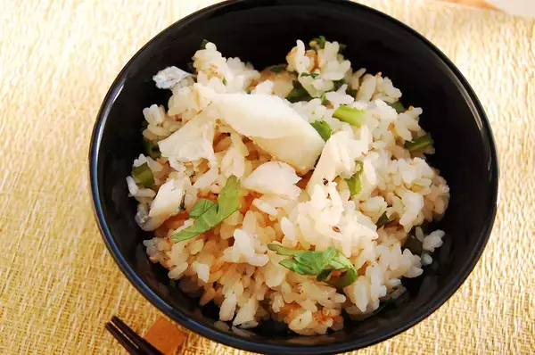 「【タラのダシ濃厚♡】切り身のせて炊くだけ「タラの炊き込みご飯」作ってみた♪生臭くない！旨味半端ない!!」の画像