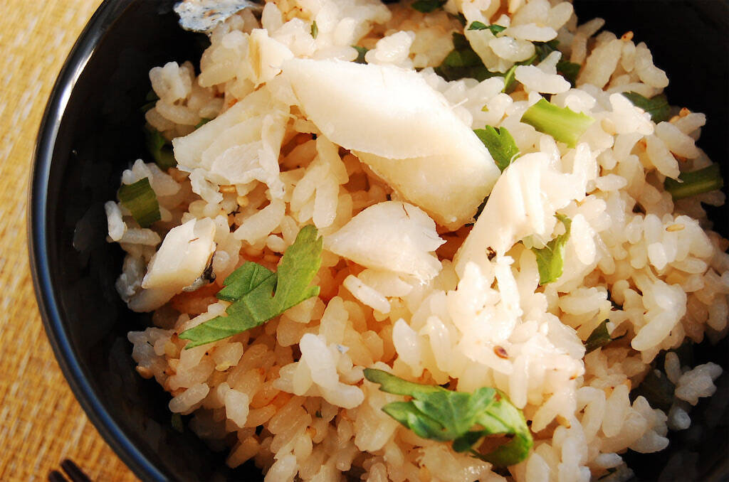 【タラのダシ濃厚♡】切り身のせて炊くだけ「タラの炊き込みご飯」作ってみた♪生臭くない！旨味半端ない!!