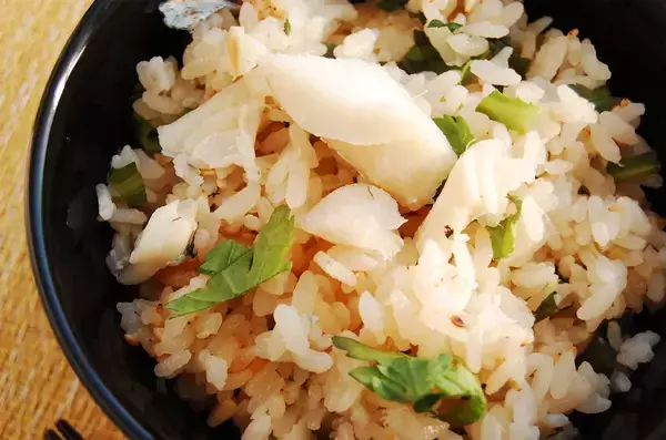 「【タラのダシ濃厚♡】切り身のせて炊くだけ「タラの炊き込みご飯」作ってみた♪生臭くない！旨味半端ない!!」の画像