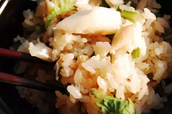 「【タラのダシ濃厚♡】切り身のせて炊くだけ「タラの炊き込みご飯」作ってみた♪生臭くない！旨味半端ない!!」の画像