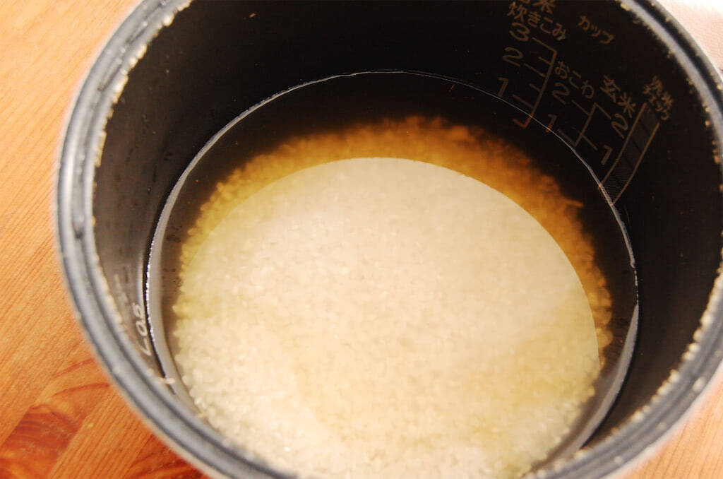 【タラのダシ濃厚♡】切り身のせて炊くだけ「タラの炊き込みご飯」作ってみた♪生臭くない！旨味半端ない!!