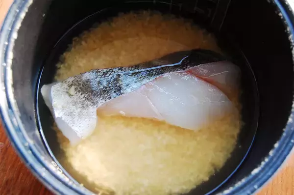 「【タラのダシ濃厚♡】切り身のせて炊くだけ「タラの炊き込みご飯」作ってみた♪生臭くない！旨味半端ない!!」の画像