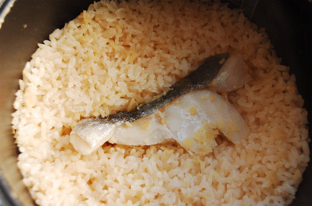 【タラのダシ濃厚♡】切り身のせて炊くだけ「タラの炊き込みご飯」作ってみた♪生臭くない！旨味半端ない!!