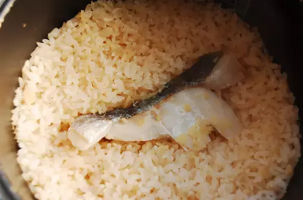 「【タラのダシ濃厚♡】切り身のせて炊くだけ「タラの炊き込みご飯」作ってみた♪生臭くない！旨味半端ない!!」の画像