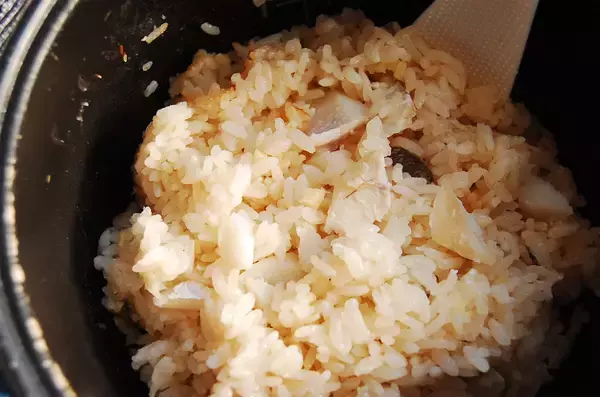 「【タラのダシ濃厚♡】切り身のせて炊くだけ「タラの炊き込みご飯」作ってみた♪生臭くない！旨味半端ない!!」の画像