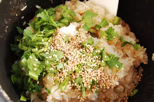 「【タラのダシ濃厚♡】切り身のせて炊くだけ「タラの炊き込みご飯」作ってみた♪生臭くない！旨味半端ない!!」の画像