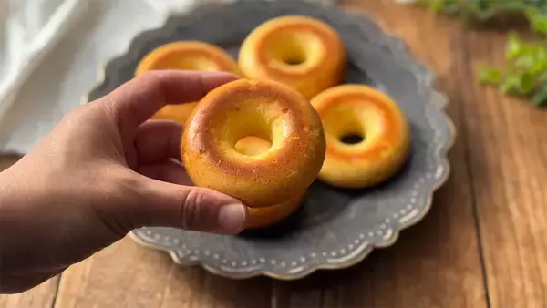 「ハチミツの香りがふわ～♡ダイソーの型で失敗知らず！「米粉の焼きドーナツ」作ってみて♪【元パティシエ直伝】」の画像