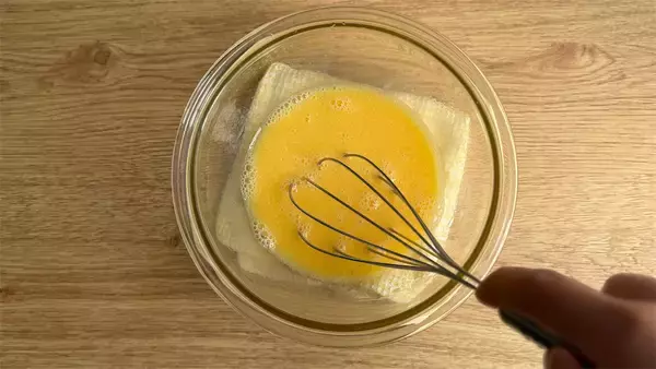 「ハチミツの香りがふわ～♡ダイソーの型で失敗知らず！「米粉の焼きドーナツ」作ってみて♪【元パティシエ直伝】」の画像