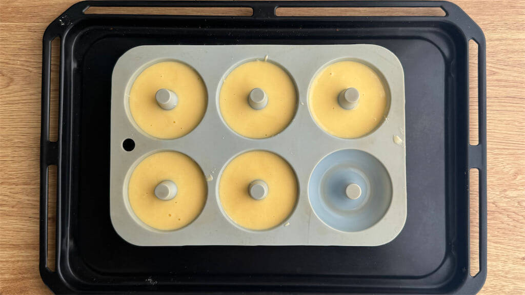 ハチミツの香りがふわ～♡ダイソーの型で失敗知らず！「米粉の焼きドーナツ」作ってみて♪【元パティシエ直伝】