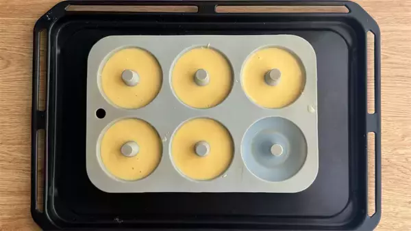 「ハチミツの香りがふわ～♡ダイソーの型で失敗知らず！「米粉の焼きドーナツ」作ってみて♪【元パティシエ直伝】」の画像