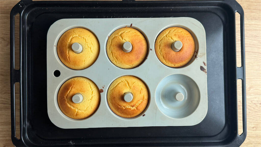 ハチミツの香りがふわ～♡ダイソーの型で失敗知らず！「米粉の焼きドーナツ」作ってみて♪【元パティシエ直伝】