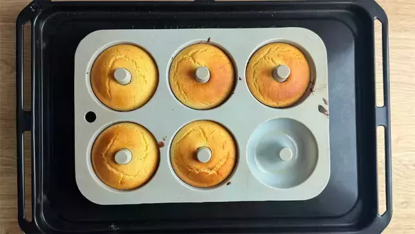 「ハチミツの香りがふわ～♡ダイソーの型で失敗知らず！「米粉の焼きドーナツ」作ってみて♪【元パティシエ直伝】」の画像