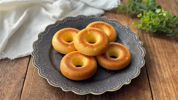 「ハチミツの香りがふわ～♡ダイソーの型で失敗知らず！「米粉の焼きドーナツ」作ってみて♪【元パティシエ直伝】」の画像