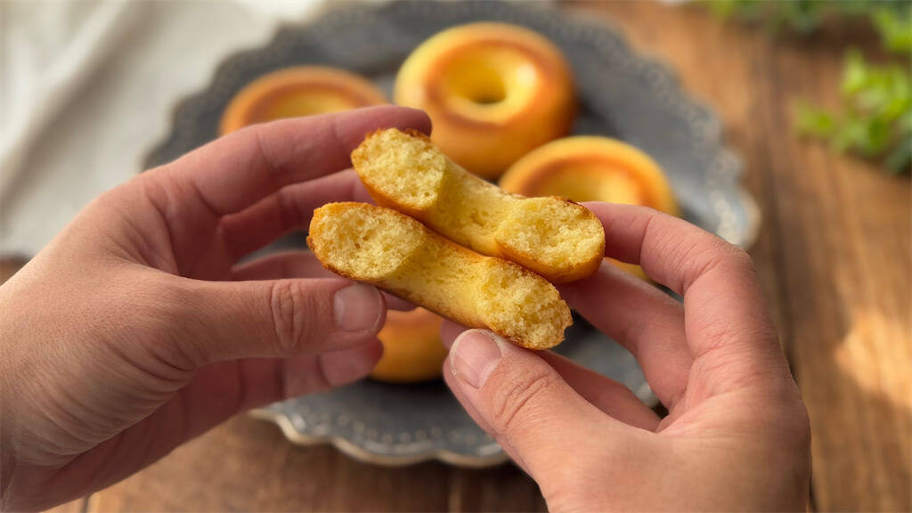 ハチミツの香りがふわ～♡ダイソーの型で失敗知らず！「米粉の焼きドーナツ」作ってみて♪【元パティシエ直伝】