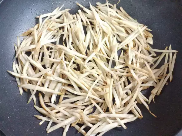 「【農家直伝】いつものきんぴらに「じゃこ」を足したら…おいしさ突き抜けた！2種の油使いが決め手なの♪」の画像