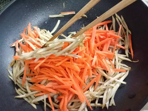 「【農家直伝】いつものきんぴらに「じゃこ」を足したら…おいしさ突き抜けた！2種の油使いが決め手なの♪」の画像