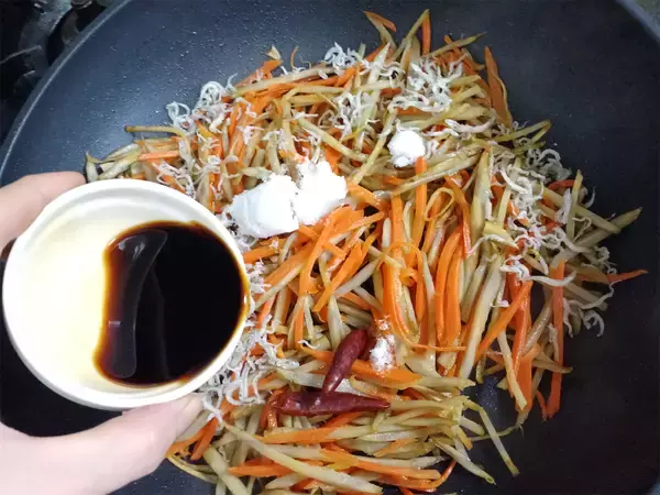 「【農家直伝】いつものきんぴらに「じゃこ」を足したら…おいしさ突き抜けた！2種の油使いが決め手なの♪」の画像