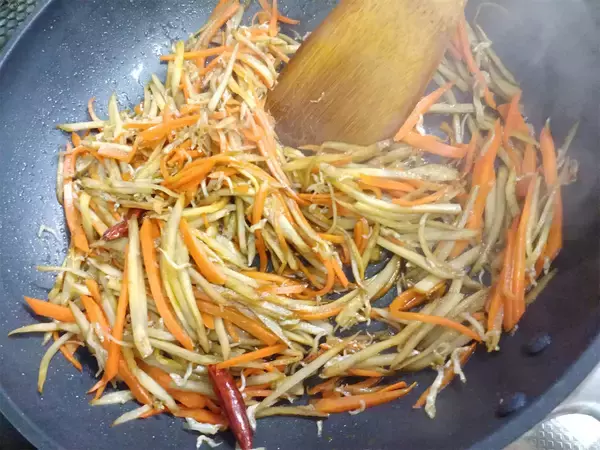 「【農家直伝】いつものきんぴらに「じゃこ」を足したら…おいしさ突き抜けた！2種の油使いが決め手なの♪」の画像