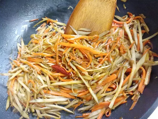 「【農家直伝】いつものきんぴらに「じゃこ」を足したら…おいしさ突き抜けた！2種の油使いが決め手なの♪」の画像